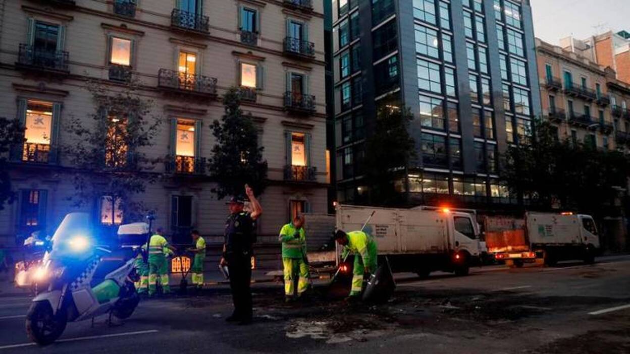 Un centenar de operarios trabajan para limpiar Barcelona
