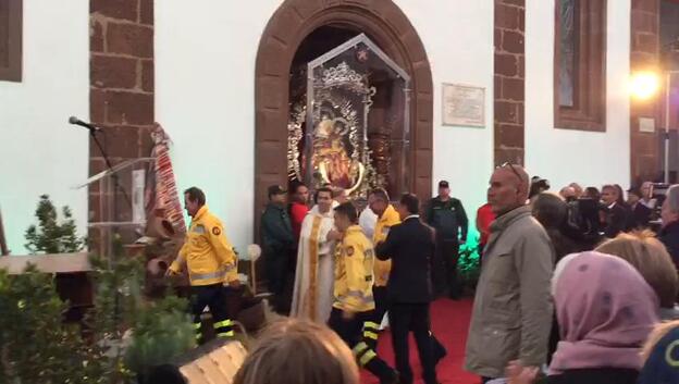 Himno de España y sirenas para la Virgen del Pino en Artenara