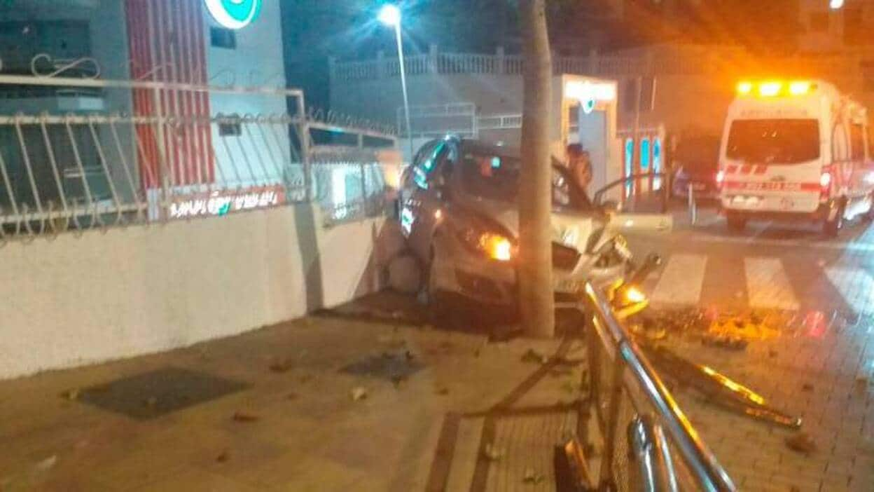 Empotra su coche contra una valla y un árbol en Playa del Inglés