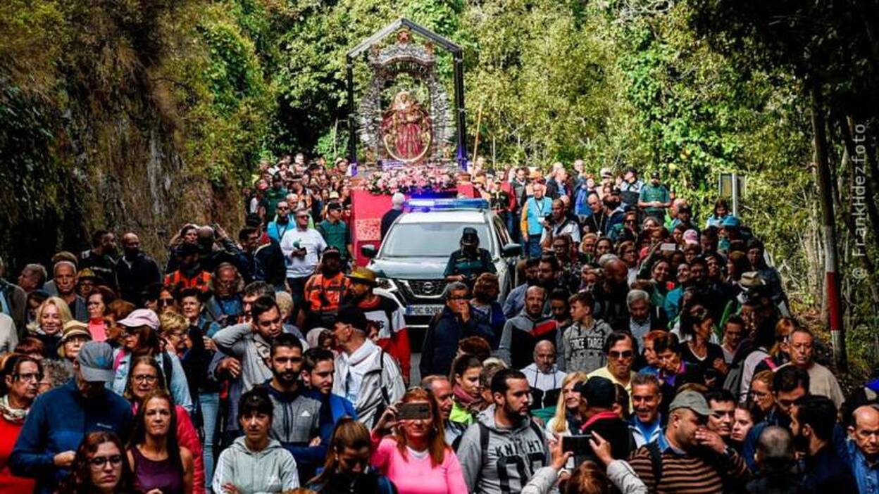 Miles de fieles arropan el regreso de la Virgen del Pino a Teror
