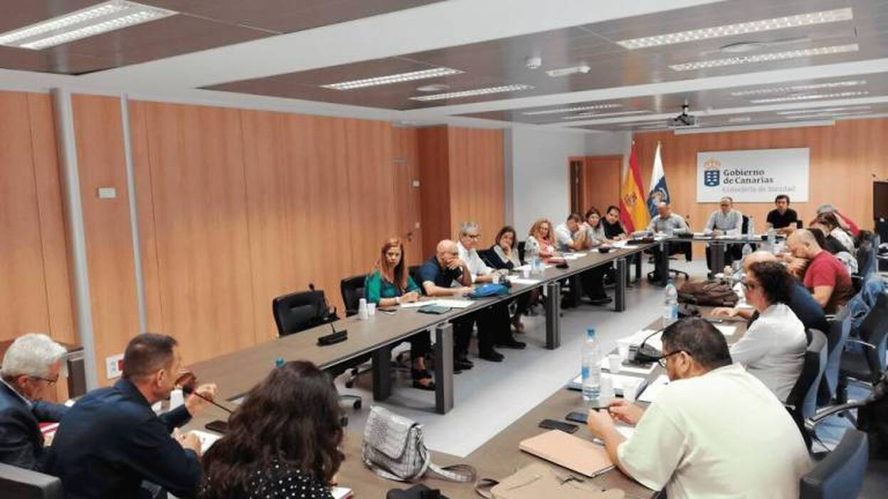 Los sindicatos 'plantan' a la Consejería y abandonan la Mesa Sectorial de Sanidad