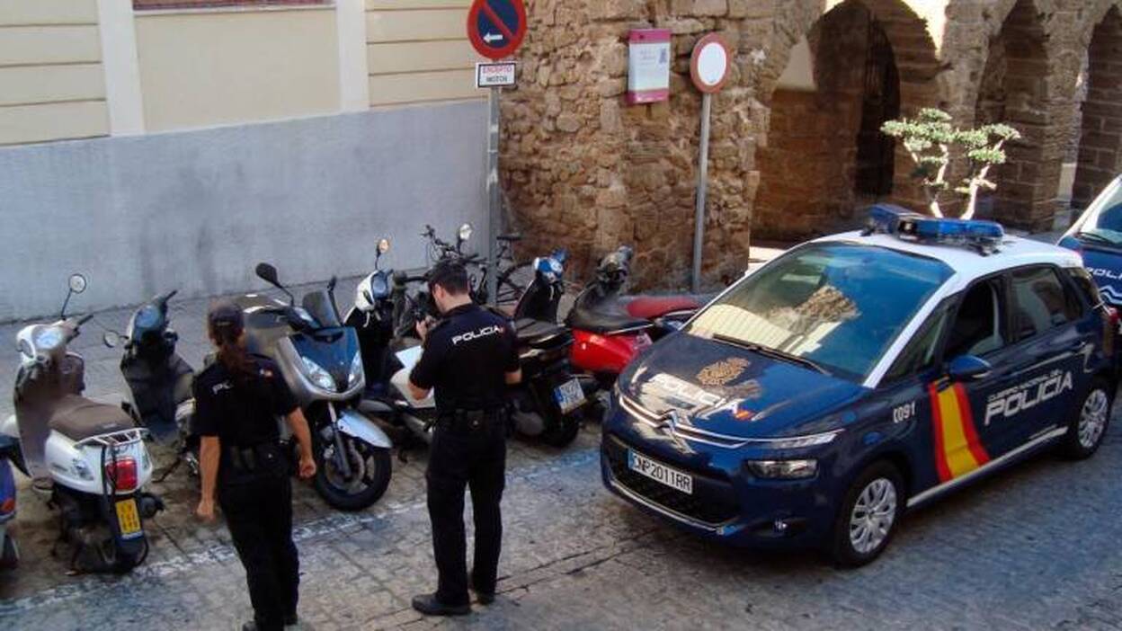 Un menor roba con violencia una moto