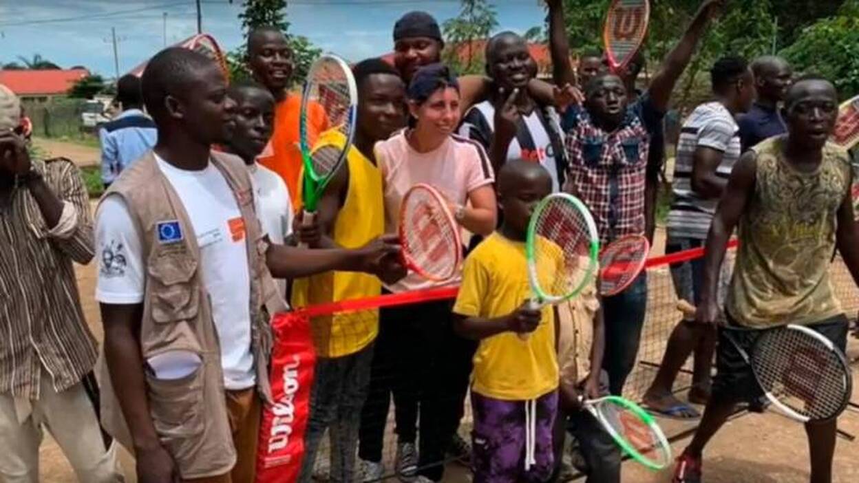Carla Suárez regala raquetas en Uganda