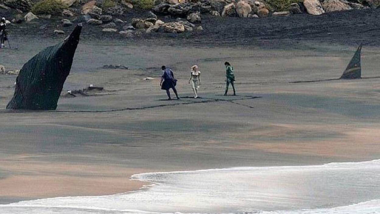 Angelina Jolie, melena dorada y mono metálico, lucha en la playa de La Solapa