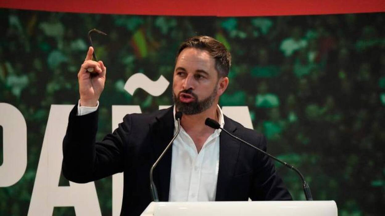 Simpatizantes de Vox empiezan a congregarse frente a la sede al grito de "España, unida, jamás será vencida"