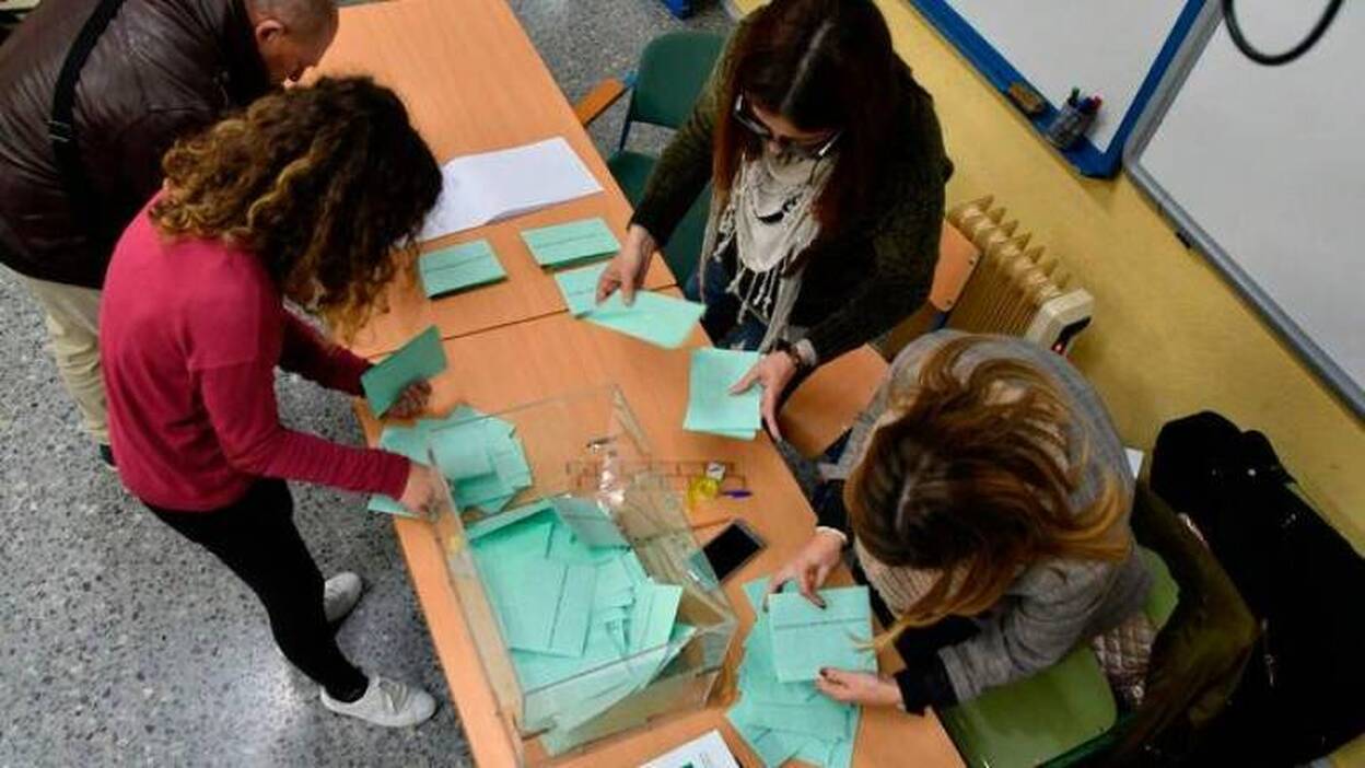 Abren los colegios electorales en península y Baleares