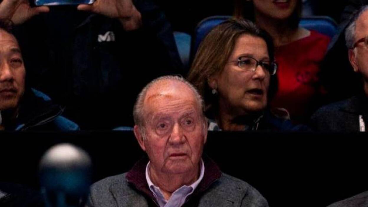 Don Juan Carlos reaparece con una brecha en la frente