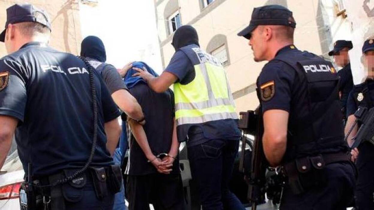 Un policía en prácticas detiene a un hombre por hurto