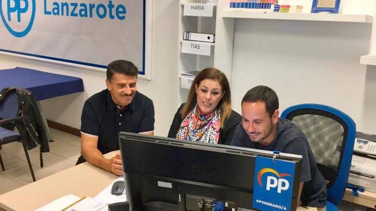 Ástrid Pérez aparta a Joel Delgado