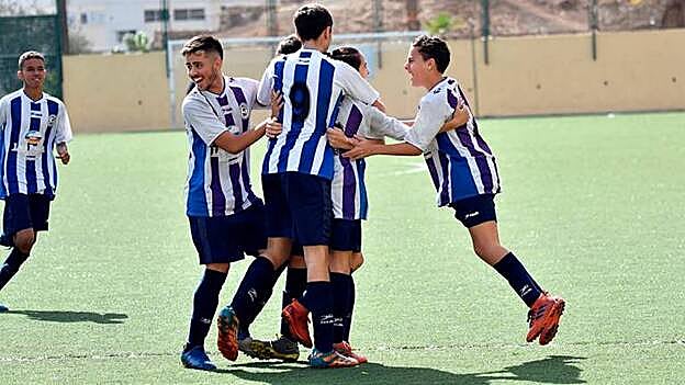 Hasta doce ocasiones celebraron un gol los jugadores del Unión Peña. /  Antonio Martel /Profhoton