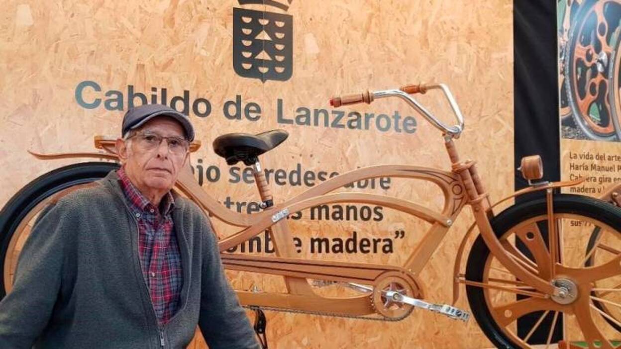 Manuel Perdomo, el artesano de las bicicletas de madera