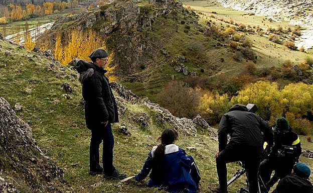 El director Manuel Martín Cuenca (de pie), en el rodaje de 'La hija'.
