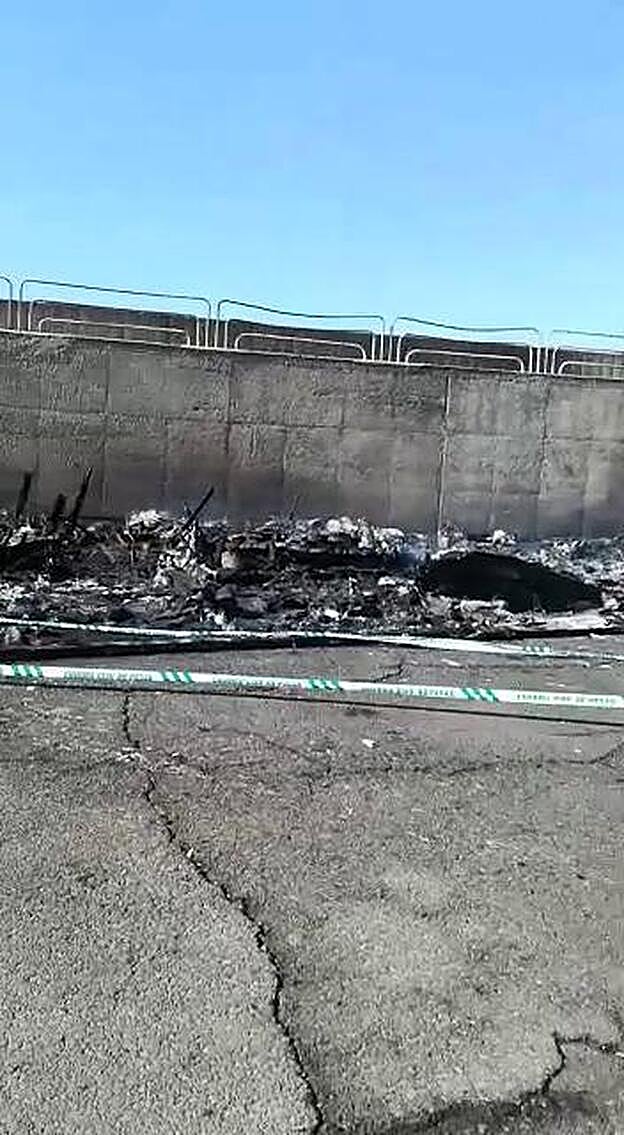 Arden de madrugada las pateras almacenadas en el puerto de Arguineguín