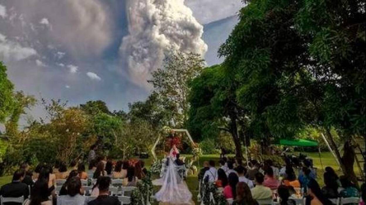 Celebran su boda en mitad de una erupción volcánica