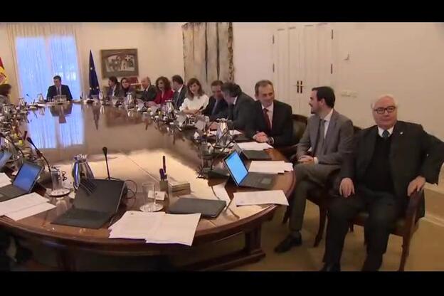 Consejo de Ministros con carteras vacías y una mesa pequeña