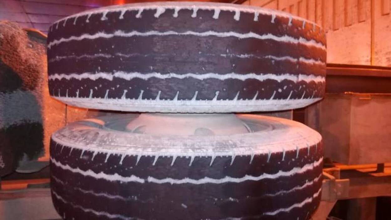 Denunciado el camión volcado en Julio Luengo por el mal estado de las ruedas