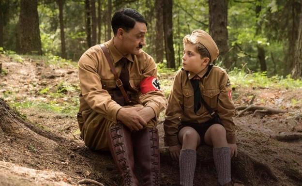 El director y actor Taika Waititi es Hitler, el amigo imaginario del pequeño Jojo (Roman Griffin Davis) en 'Jojo Rabbit'.