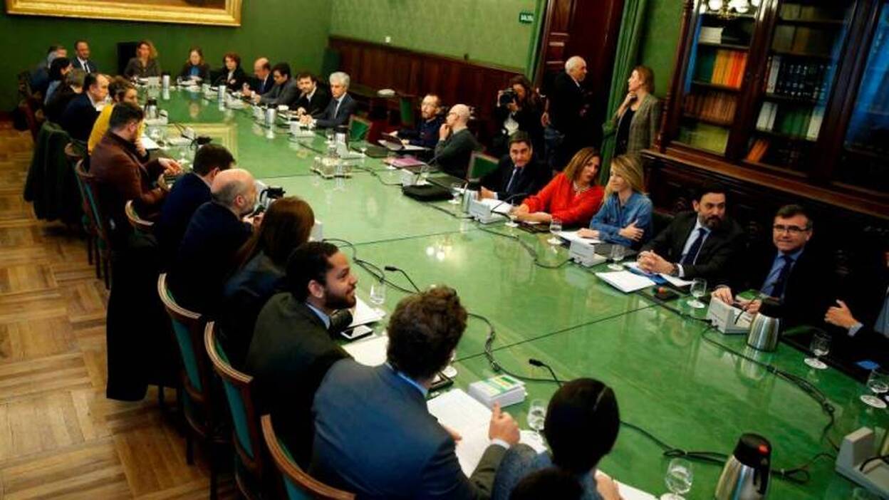 Los martes con Consejo de Ministros abren un frente político en el Congreso