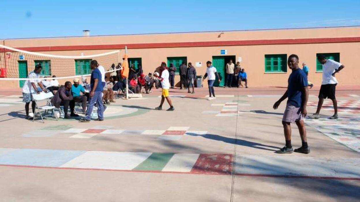 Acosta confirma casetas militares para los inmigrantes en Tefía