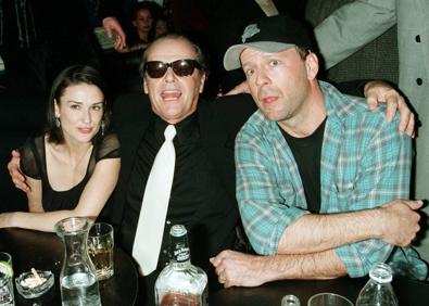 Imagen secundaria 1 - Demi Moore fotografiada el pasado mes de mayo en la gala del MET en Nueva York. La actriz, de juerga junto a segundo marido Bruce Willis y Jack Nicholson en 1998 y embarazada de su segunda hija en la icónica portada de 'Vanity Fair' en 1991. 