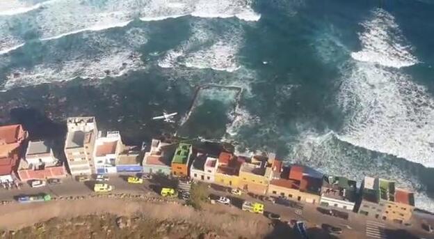 Una  avioneta cae al mar en El Altillo de Moya
