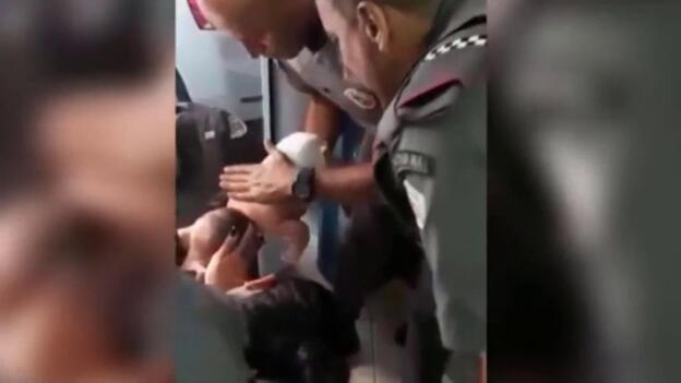 La policía salva a un bebé de morir atragantado