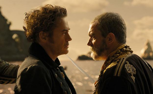 Antonio Banderas, que encarna al rey pirata Rassouli, y Robert Downey Jr. en 'Las aventuras del doctor Dolittle'.