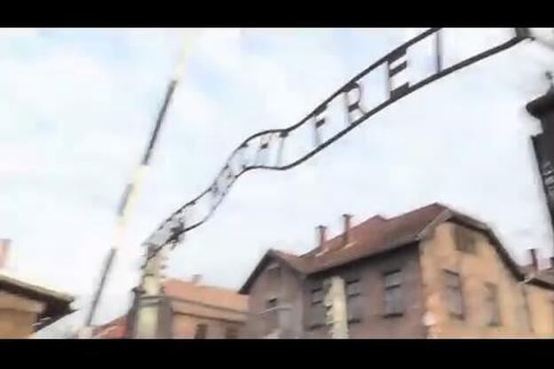 Felipe y Letizia visitan Auschwitz