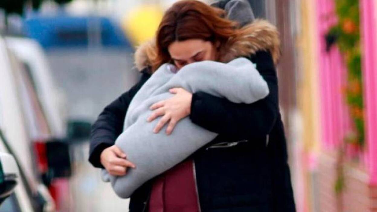Toñi Moreno visita el hospital con Lola
