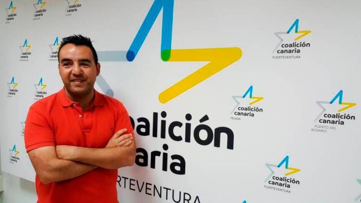 Manuel Hernández dimite por el traslado de la Feria de Artesanía a Pozo Negro
