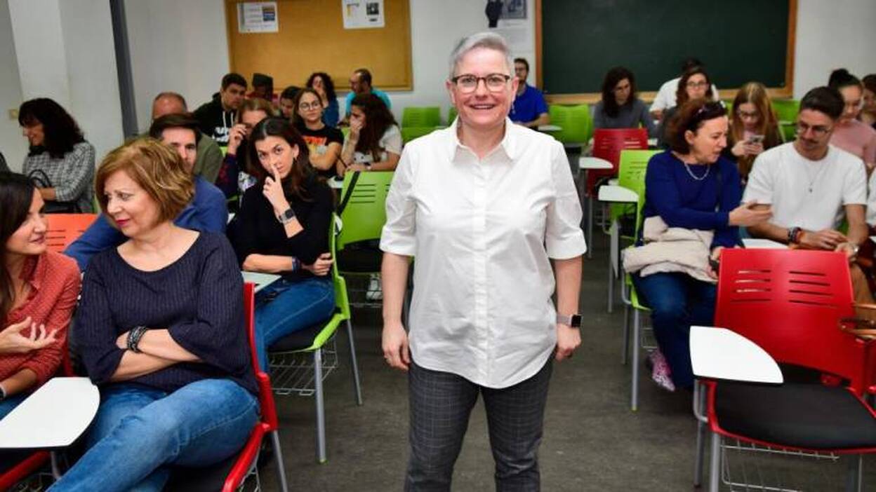 Carmen Fernández Morante: «Las oposiciones no sirven para seleccionar al profesorado idóneo»