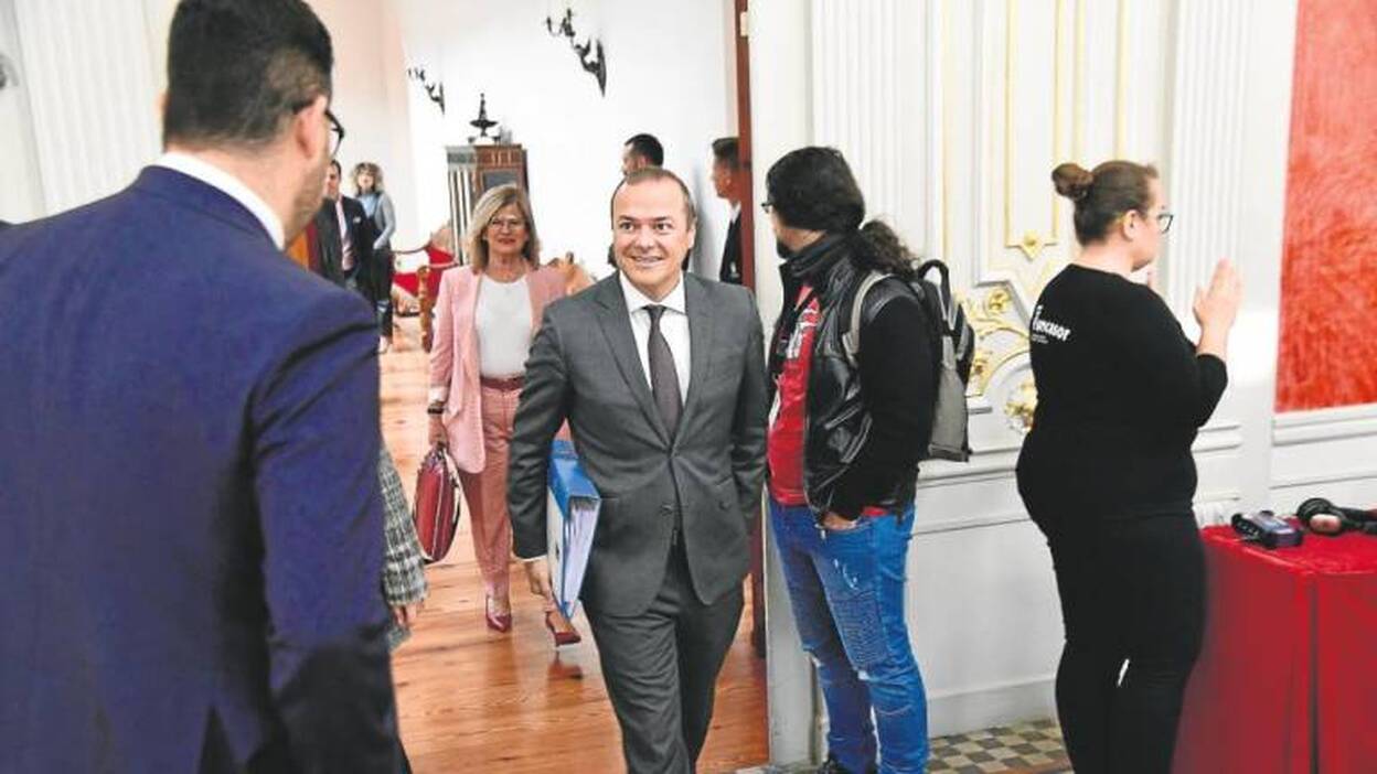 El tripartito no baja impuestos para no tener que recortar gastos