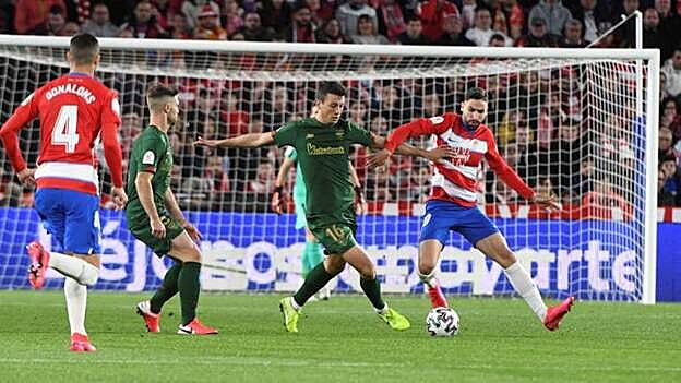 El delantero del Granada CF Antonio Puertas disputa un balón en el partido de este jueves. / Efe
