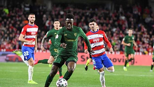 El delantero del Athletic Iñaki Williams (c) controla el balón. / Efe