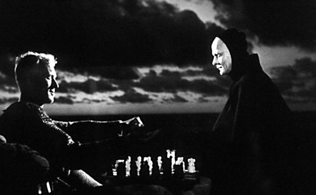 Imagen principal - Max Von Sydow como el caballero medieval que juega al ajedrez con la Muerte en 'El séptimo sello', en el papel del Padre Lankaster Merrin en 'El exorcista' y recogiendo el Premio Donostia en 2006.
