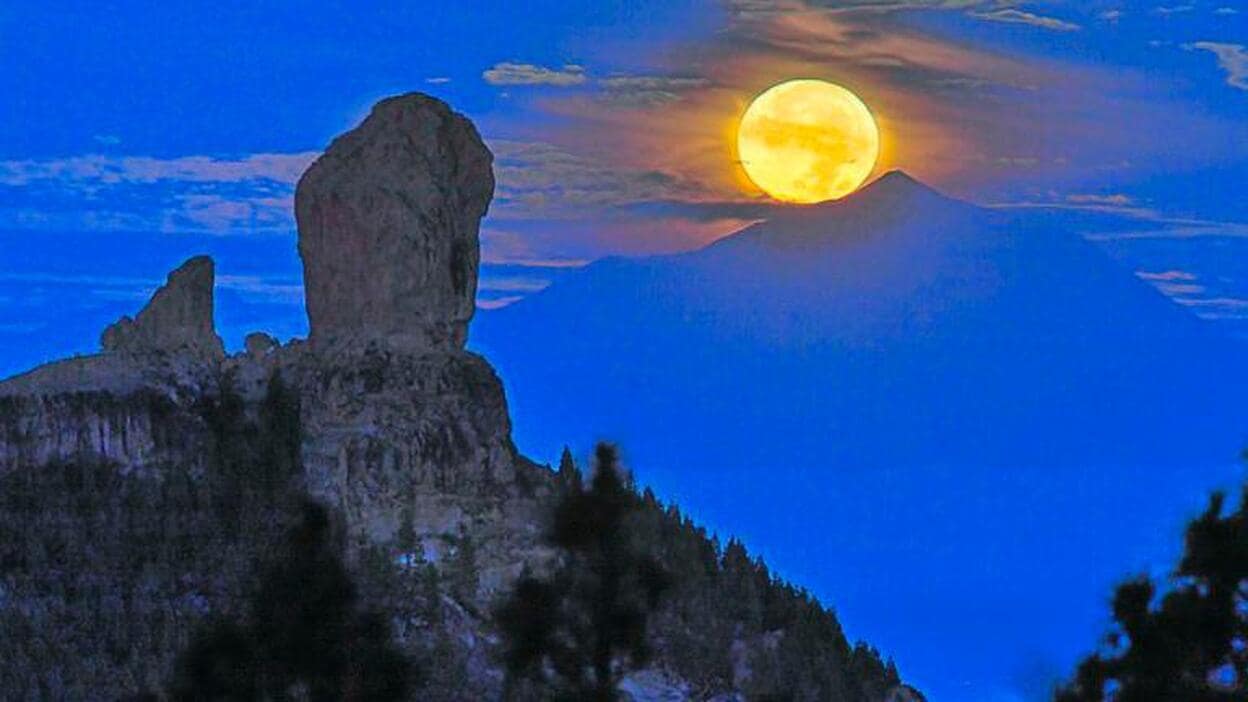 La superluna de marzo se alinea con el Teide