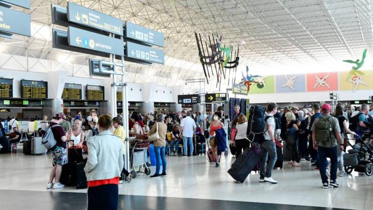 Canarios tirados en los aeropuertos por la cancelación de vuelos