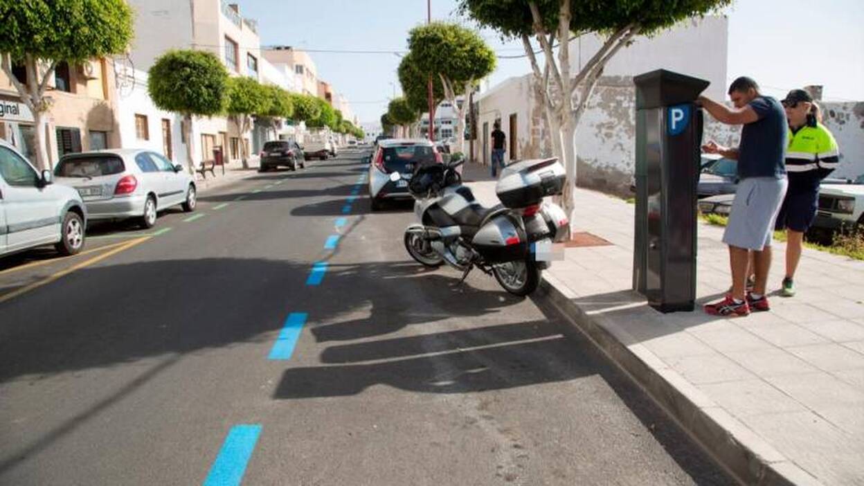 Puerto del Rosario deja de cobrar por aparcar en las zonas azul y verde