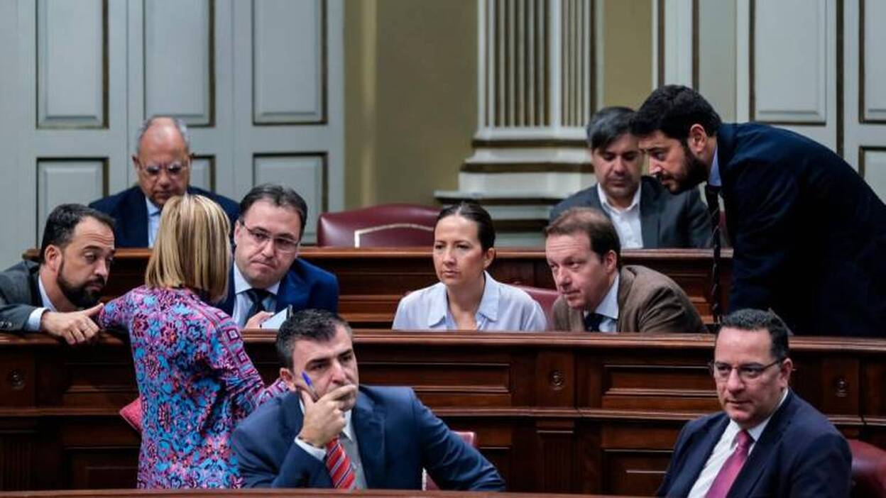 El Parlamento de Canarias suspende toda su actividad y aplaza el debate del estado de la nacionalidad