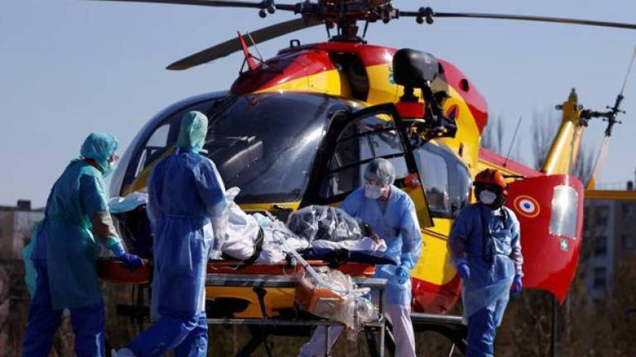 El Gobierno admite que la falta de material dispara los positivos entre sanitarios