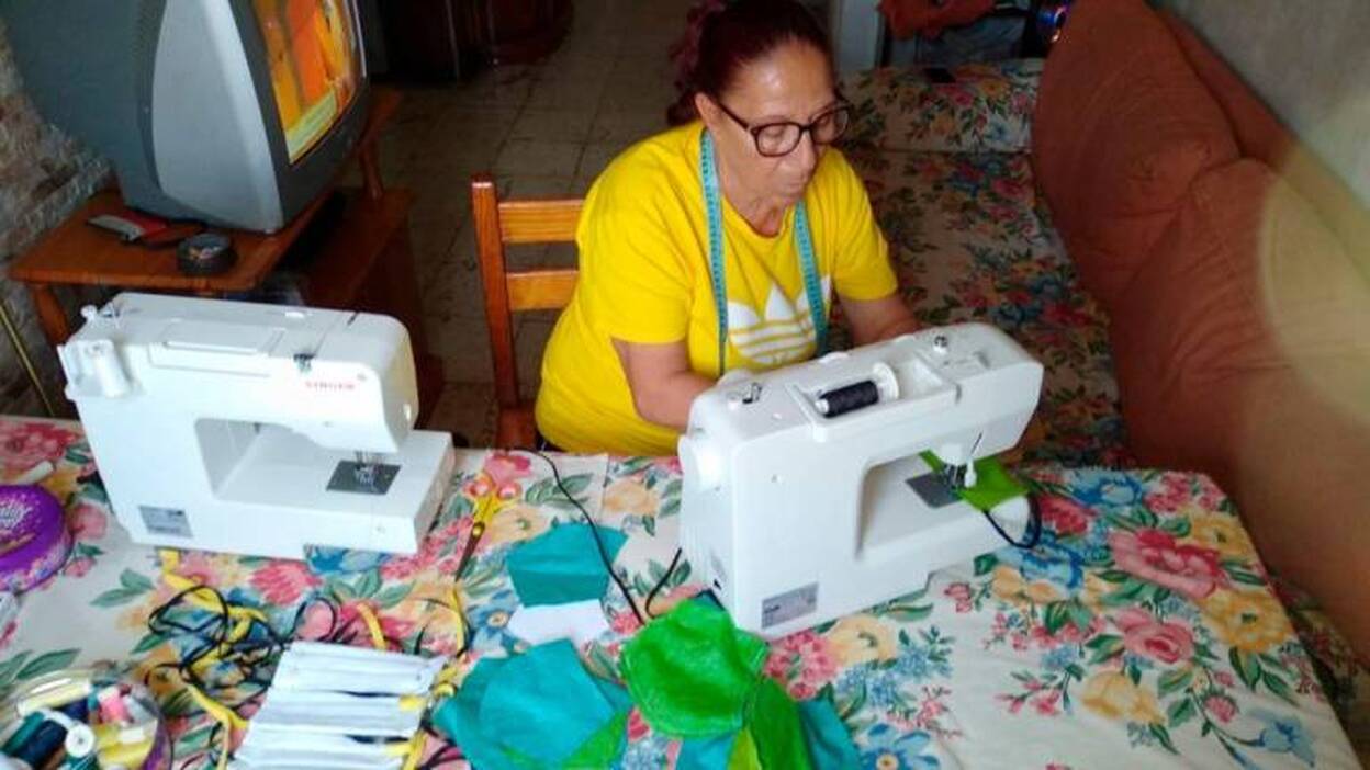Una legión de costureras para paliar la falta de mascarillas
