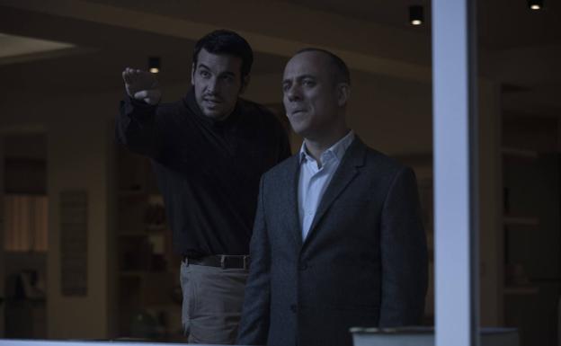 Mario Casas y Javier Gutiérrez, en un fotograma de la película.