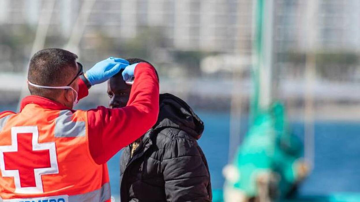 Salvamento y el Ejército socorren a 70 personas en tres pateras rumbo a Canarias