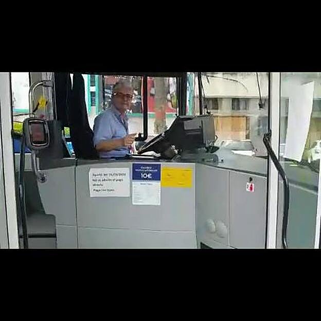 Los guagüeros mandan ánimos a un niño autista de La Isleta