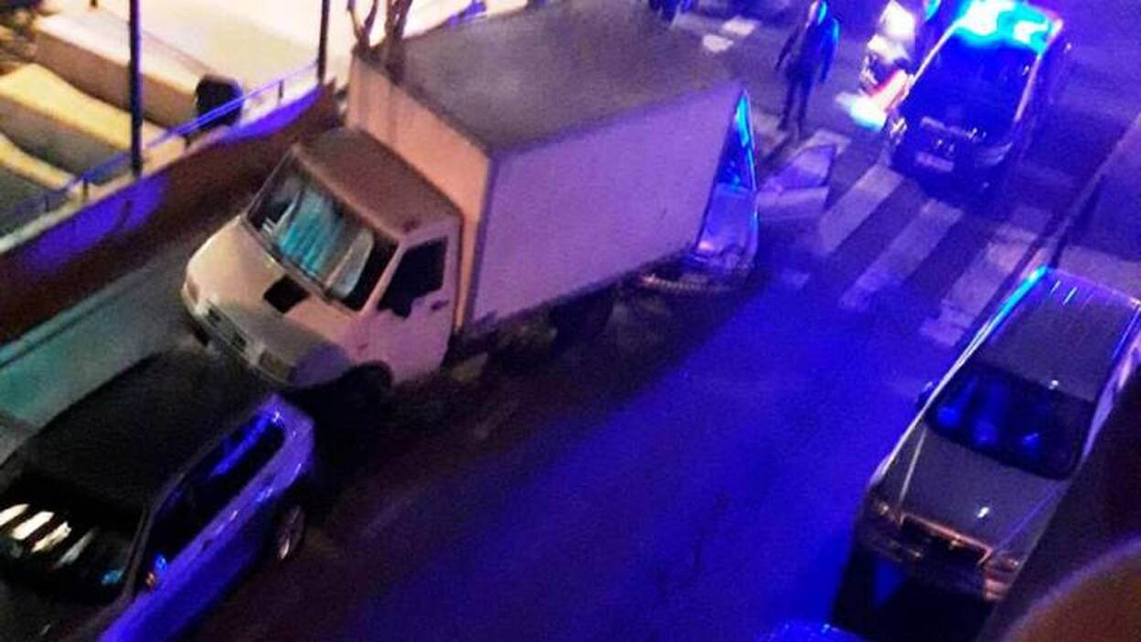 Se empotra contra un furgón al huir de la policía en Las Huesas
