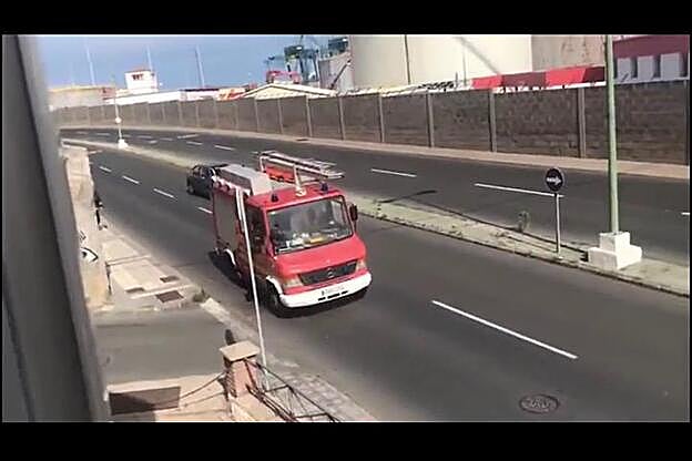 Los bomberos de La Isleta cantan a Alan por su cumpleaños