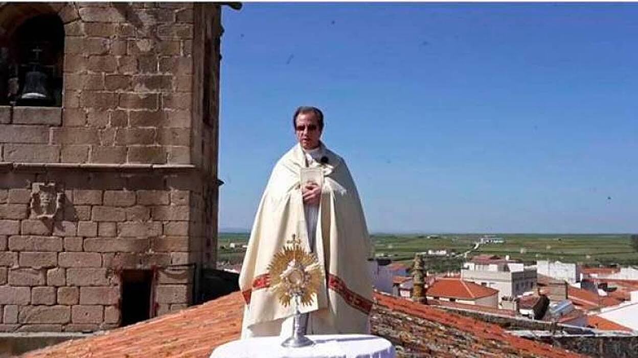 Un cura se sube al tejado para bendecir a su pueblo