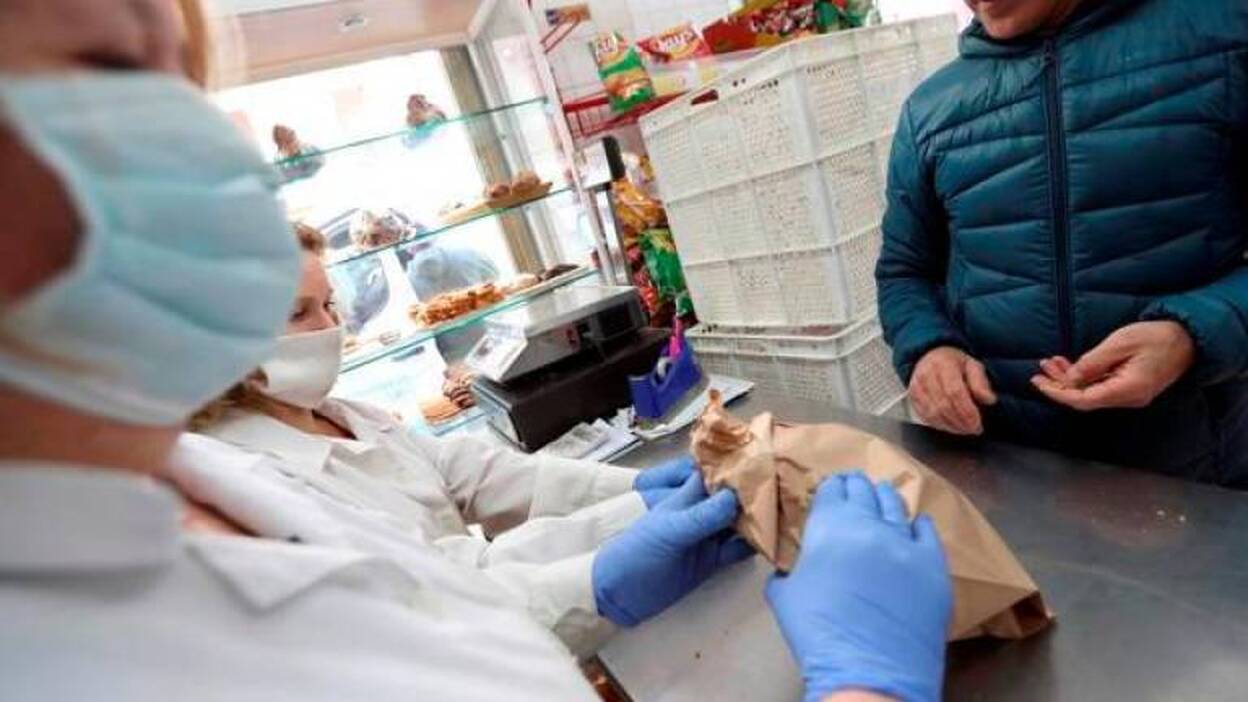El Ministerio de Sanidad detalla cuánto dura el virus en la ropa, los billetes y el cartón