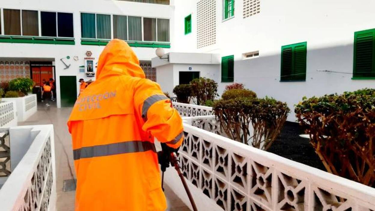 Protección Civil desinfecta en Arrecife