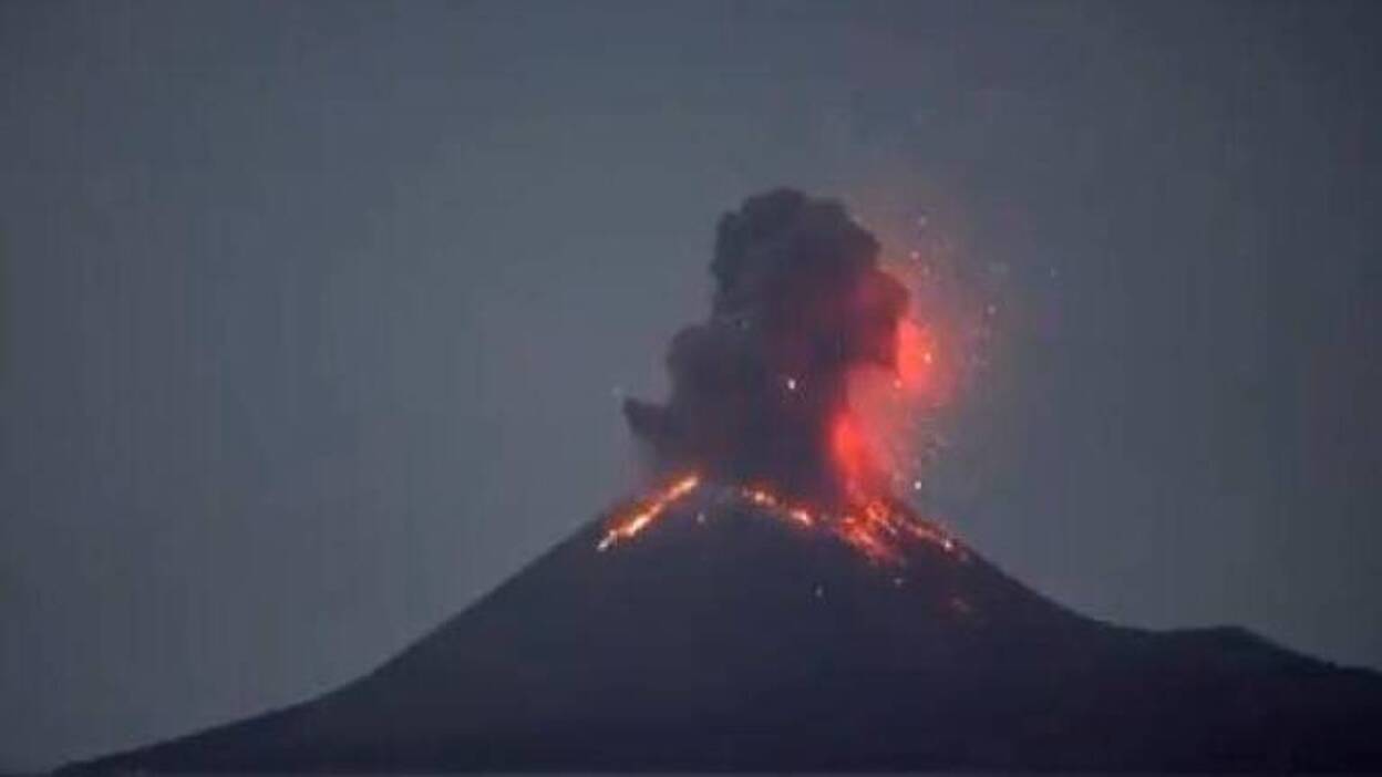 El volcán Krakatoa entra en erupción